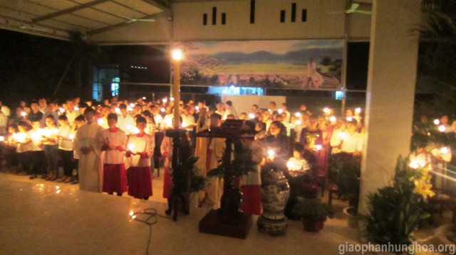 Khung cảnh nến sáng lung linh trong Đêm Canh Thức Phục Sinh