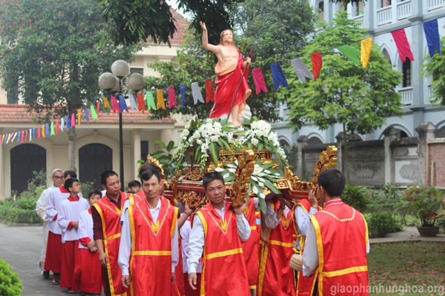 Rước tượng Chúa Giêsu Phục sinh xung quanh khuôn viên nhà thờ