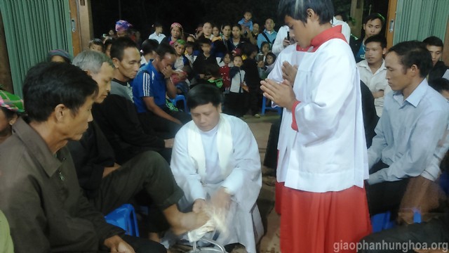 Cha Phêrô Nguyễn Văn Hùng rửa chân cho những người được chọn trong giáo xứ