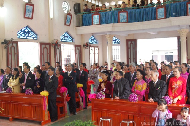 Thánh lễ tạ ơn và kỷ niệm ngày cưới của 27 đôi vợ chồng tại Giáo họ Thượng Lộc