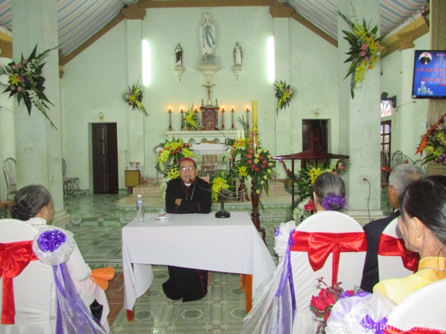 Đức cha Gioan Maria Vũ Tất chia sẻ với các đôi hôn nhân và cộng đoàn trước Thánh lễ