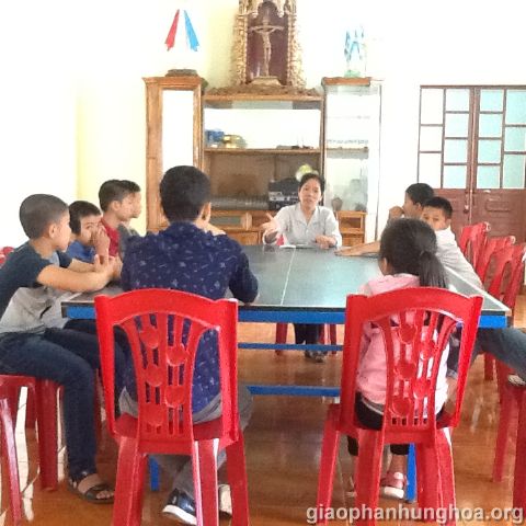 Dì Maria Nguyễn Thị Nhụ chia sẻ với các em tu sinh