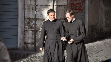 Vì sao linh mục mặc áo đen