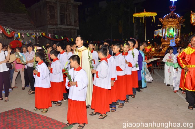 Cha Giuse Nguyễn Tiến Liên chủ sự cuộc rước