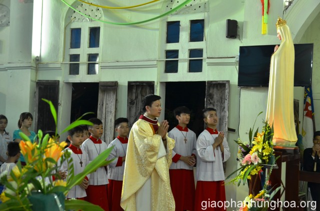 Cha Giuse và cộng đoàn hiệp ý cầu nguyện cùng Đức Giáo Hoàng để lãnh ơn toàn xá