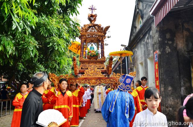 Kiệu Đức Mẹ xung quanh nhà thờ