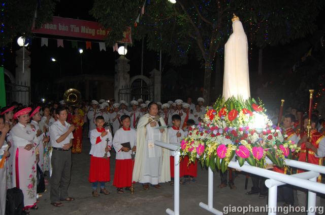 Cha Micae Nguyễn Tiến Quang làm phép tượng Đức Mẹ Fatima