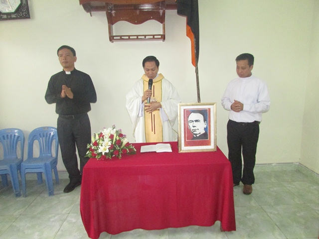Cha Giuse Nguyễn Viết Hiệp làm phép ngôi nhà điều hành và mục vụ