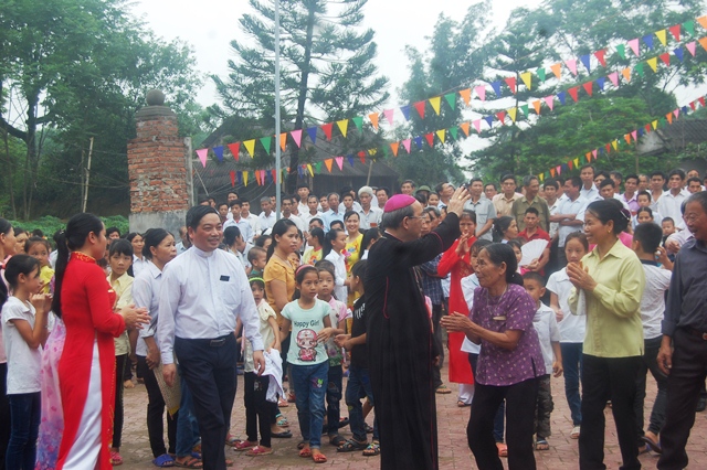 Bà con giáo dân chào đón Đức cha Gioan Maria Vũ Tất 