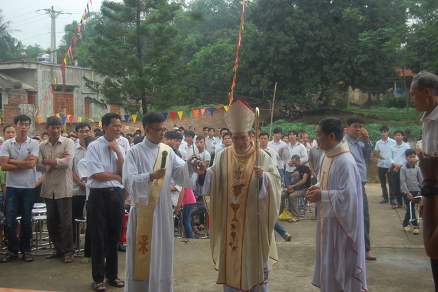 Đức cha Gioan Maria Vũ Tất làm phép phần đất mở rộng cho ngôi nhà thờ