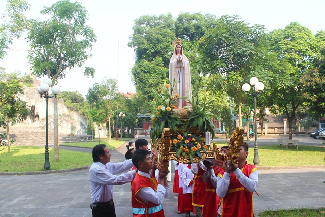 Kiệu Đức Mẹ Fatima xung quanh khuôn viên nhà thờ