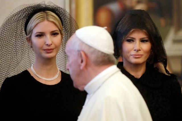 Đức Giáo hoàng đi trước bà Melania Trump và cô con gái Ivanka Trump sau buổi tiếp kiến riêng với Donald Trump ngày 24 tháng 5-2017