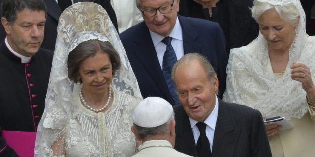 Đức Phanxicô tiếp vua Tây Ban Nha Juan Carlos I và nữ hoàng Sofia. Sau họ là vua Albert II và nữ hoàng Paola nước Bỉ trong ngày phong thánh Đức Gioan-Phaolô II và Đức Gioan XXIII ở Quảng trường Thánh Phêrô ngày 27 tháng 4 năm 2014 ANDREAS SOLARO / AFP