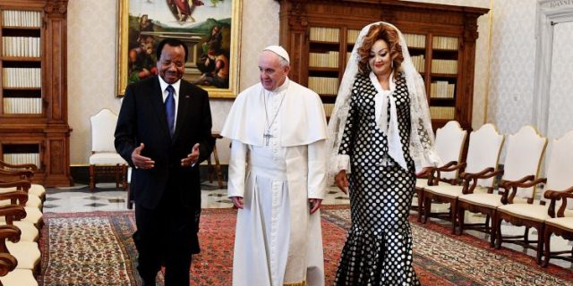 Đức Phanxicô tiếp Tổng thống Camerun, Paul Biya và phu nhân Chantal ngày 23 tháng 3-2017 Vincenzo PINTO/AFP