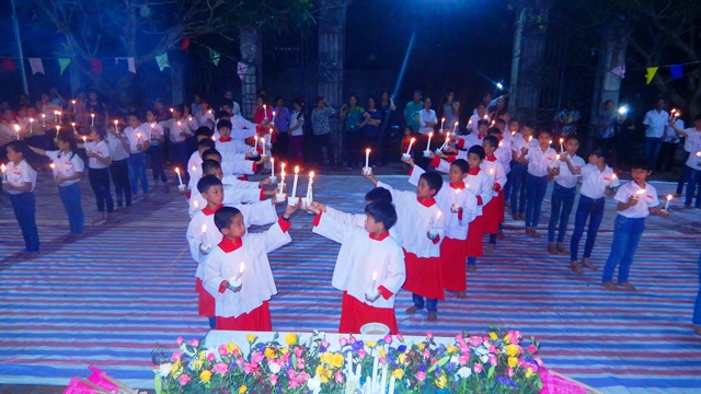 Các em thiếu nhi đồng diễn dâng hoa kính Trái Tim Chúa