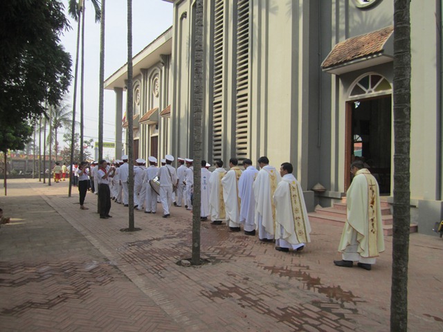 Đoàn rước tiến vào trong nhà thờ