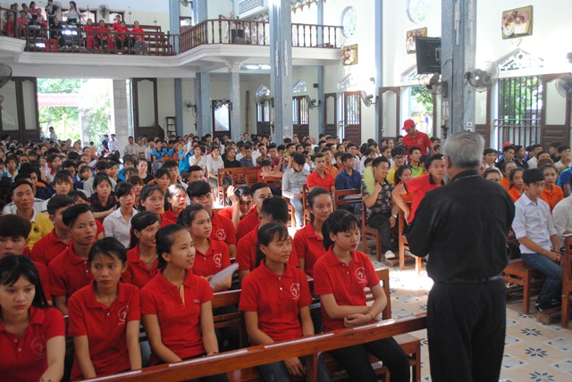 Đức cha Anphong Nguyễn Hữu Long động viên khích lệ giới trẻ