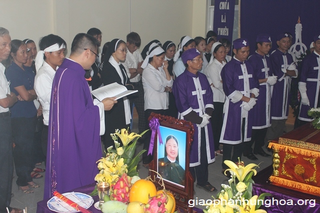 Cha Giuse Nguyễn Văn Hùng cử hành nghi thức tại nhà quàn