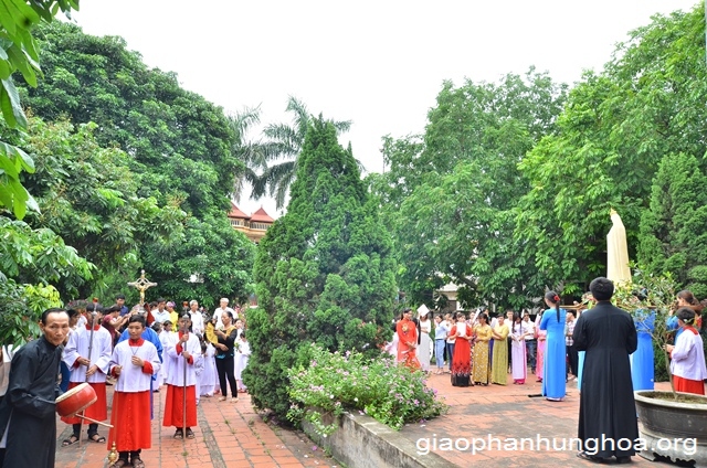 Rước tượng Đức Mẹ Fatima xung quanh khuôn viên nhà thờ