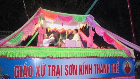 Cung Nghinh Thánh Thể Tại Giáo Xứ Trại Sơn