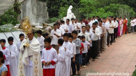 Thánh Lễ Kính Thánh Tâm Chúa Giêsu Và Cung Nghinh Thánh Thể Tại Giáo Xứ Đồn Vàng