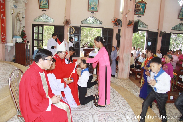 Đức cha Gioan Maria, cha quản hạt Giuse và cha quản xứ Phaolô ban Bí tích Thêm Sức cho các em