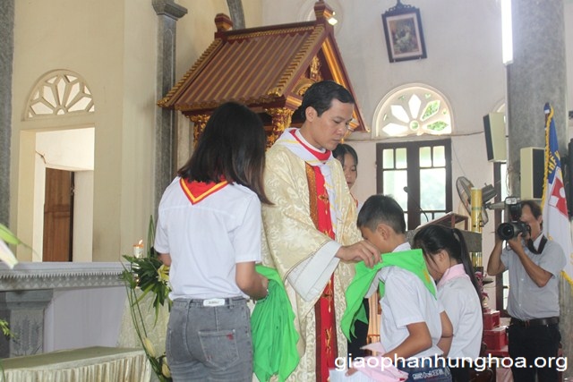 Cha Giuse Hà Văn Trọng - Tuyên úy Xứ đoàn Justinô giáo xứ Bến Thôn trao khăn Ngành Ấu cho các em