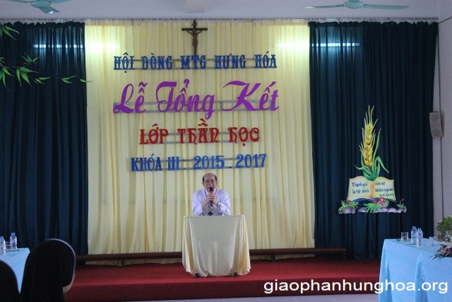 Đức cha Gioan Maria Vũ Tất chia sẻ với các học viên