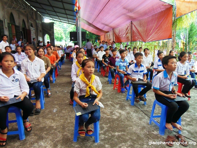 Các em tham dự cuộc thi