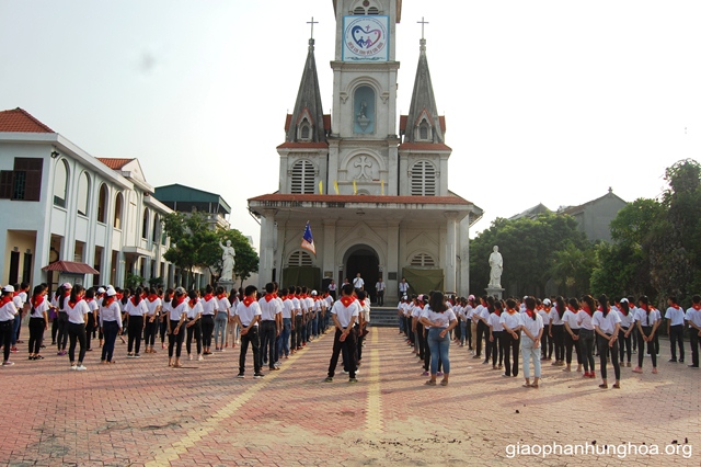 Các sa mạc sinh tham dự nghi lễ chào cờ