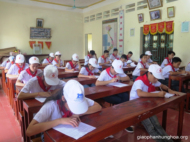 Các học viên làm bài thi tìm hiểu về phong trào Thiếu nhi Thánh Thể