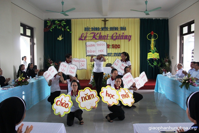 Vũ điệu "Chào mừng năm học mới" của các em Tân khấn sinh