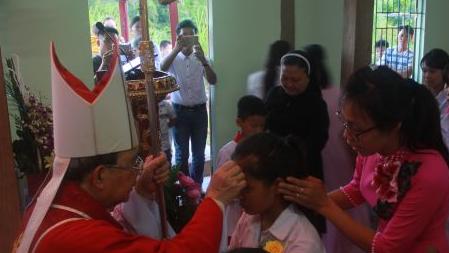 Đức cha Gioan Maria Vũ Tất thăm mục vụ và dâng Thánh lễ Thêm Sức tại giáo họ Bảo Hà