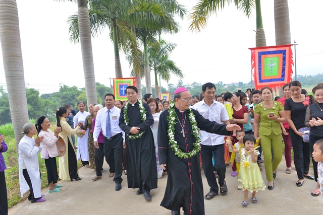 Bà con giáo dân vui mừng chào đón Đức cha Gioan và cha tân quản xứ Giuse