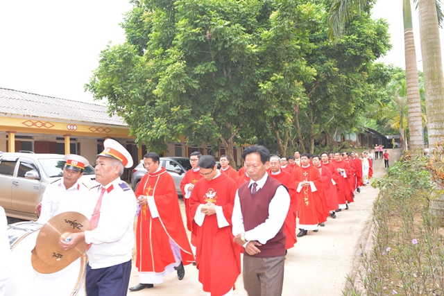 Đoàn rước đang tiến vào thánh đường