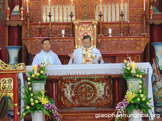 Cha Tổng đại diện Phêrô Phùng Văn Tôn chủ tế Thánh lễ cầu nguyện cho Khôi Bình giáo hạt Tây Nam Phú Thọ