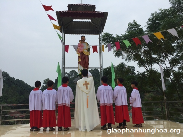 Cha xứ Phêrô Nguyễn Đình Đên làm phép tượng Thánh Giuse