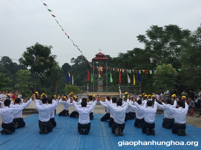 Hội Gia trưởng giáo họ Làng Chẹo dâng hoa kính Thánh Giuse