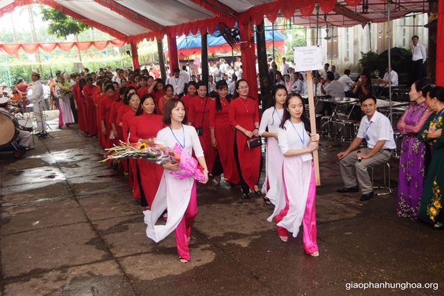 Các đoàn thể đến chúc mừng Tân Linh mục