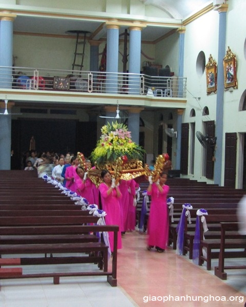 Đoàn rước tiến vào nhà thờ