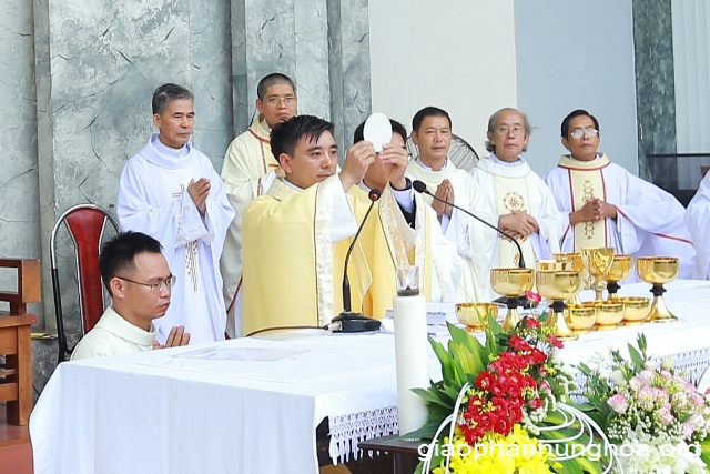 Tân linh mục Giuse Cao Minh Vượng chủ tế Thánh lễ đầu đời linh mục