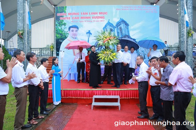 Tân linh mục đón nhận những lời chúc tốt đẹp trong ngày Lễ Tạ ơn