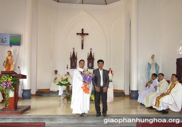 Cha phó Giuse nhận hoa chúc mừng của vịị đại diện cho giáo xứ