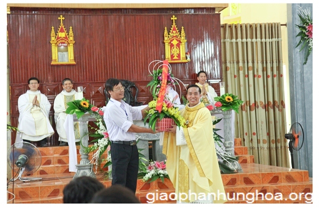 Cha Giuse đón nhận lẵng hoa từ vị đại diện giáo xứ 