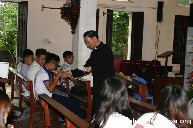 Cha xứ Giuse Nguyễn Viết Hiệp chia sẻ và giải đáp thắc mắc cho các bạn trẻ