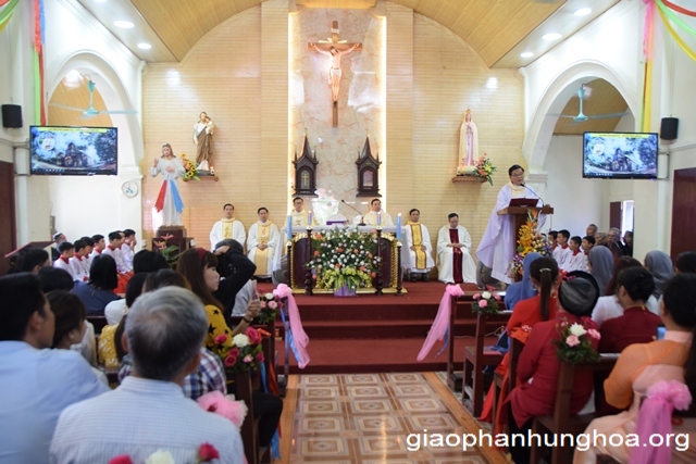 Cha Quản hạt Gioan Đặng Văn Nghĩa giảng lễ