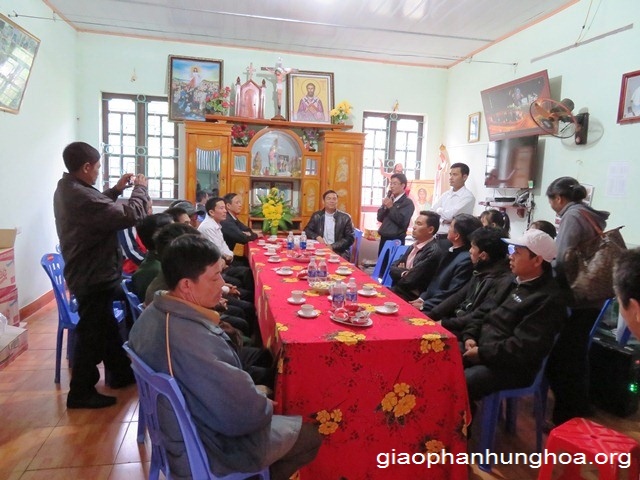 Cha Phêrô Tạ Duy Tài giới thiệu đoàn giáo xứ Ro Lục và chào thăm cha xứ Phêrô Phan Kim Huấn