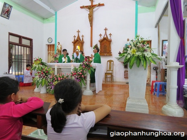 Cha Phêrô Tạ Duy Tài chủ tế Thánh lễ kết thân tại giáo họ Mường So