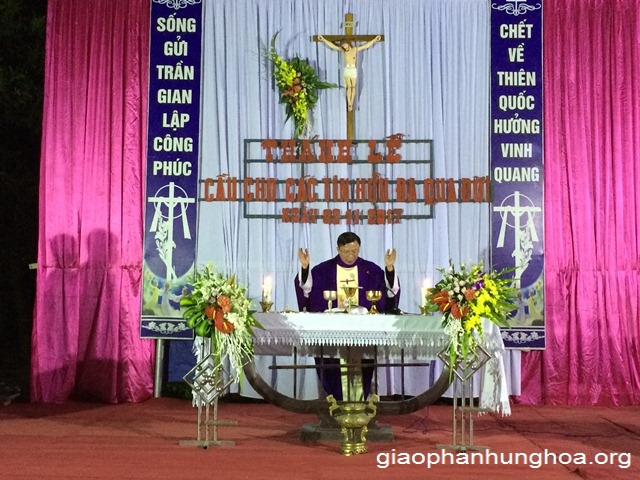 Cha Giuse Nguyễn Trọng Dưỡng chủ tế Thánh lễ cầu cho các linh hồn tại nghĩa trang thị xã Nghĩa Lộ