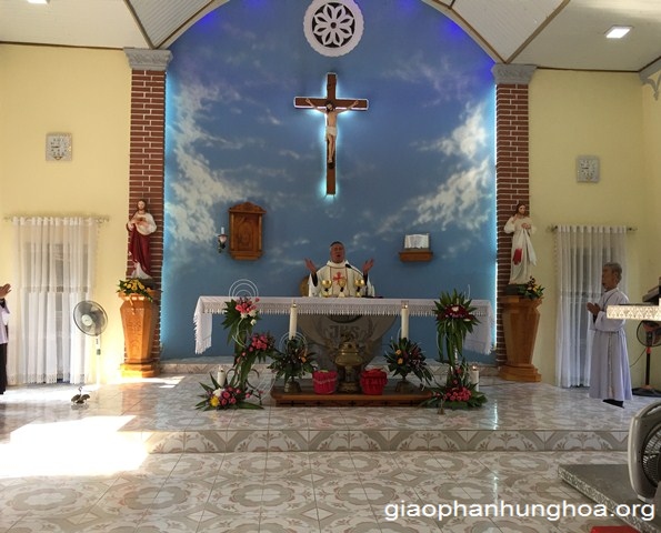 Đức cha Phụ tá Anphong Nguyễn Hữu Long chủ tế Thánh lễ tại giáo xứ Đại Phác